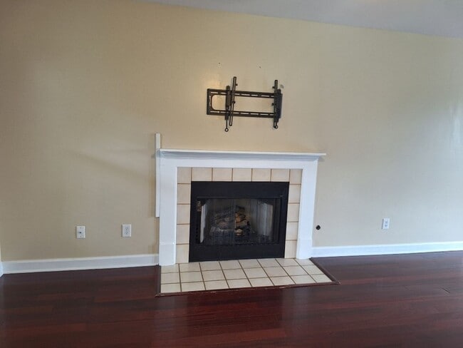 Building Photo - Convenient location to interstate in North...