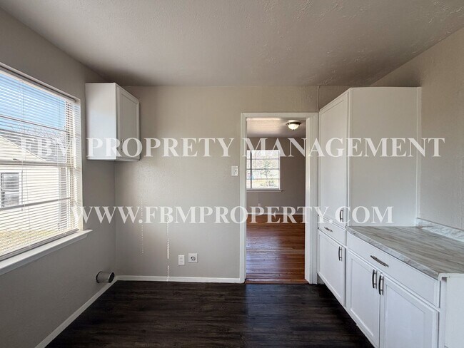 Building Photo - 410 N Flat St