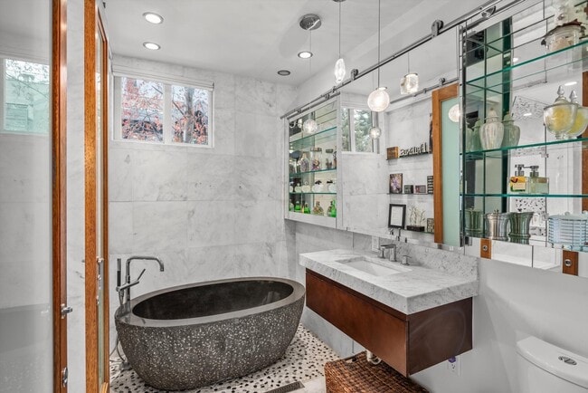 Building Photo - 210 E Hyman Ave