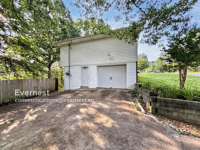 Building Photo - 6821 Knollcrest Dr