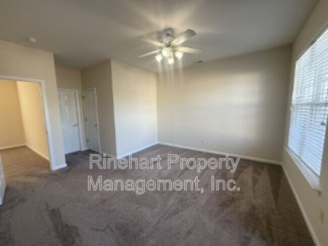 Building Photo - 2413 Woodridge Dr