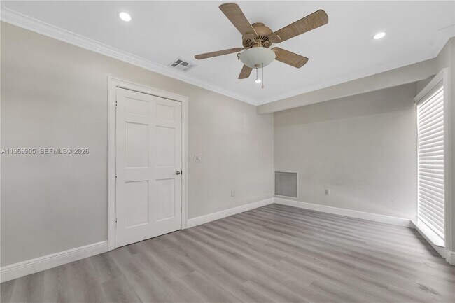 Building Photo - 215 Entrada Dr