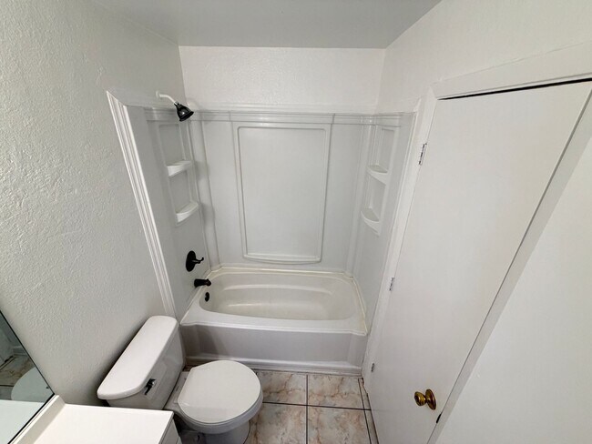 Building Photo - Charming 3 Bd/1 Ba Home with Spacious Backyard & Prime Location!
