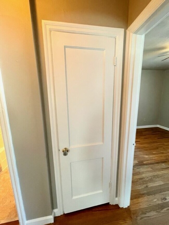 Building Photo - Charming Downtown Redmond Home with Huge Fenced Yard & Garage!