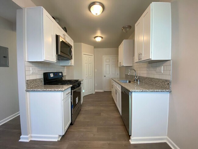 Building Photo - 607 S Fir Ave