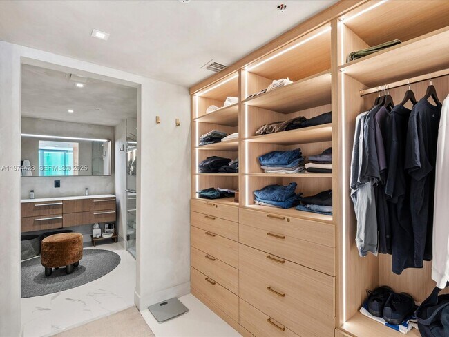 Building Photo - 9521 E Bay Harbor Dr