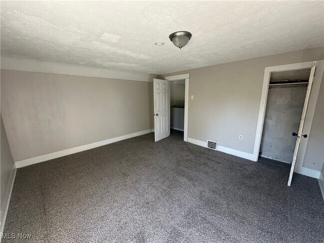 Building Photo - 1915 Maple Ave NE