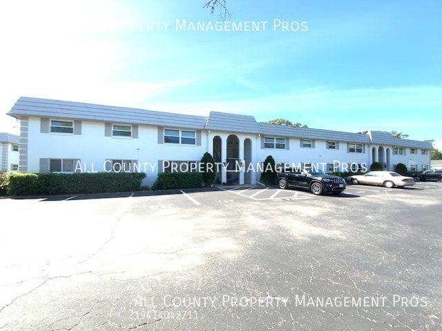 Building Photo - 5800 Hollywood Blvd