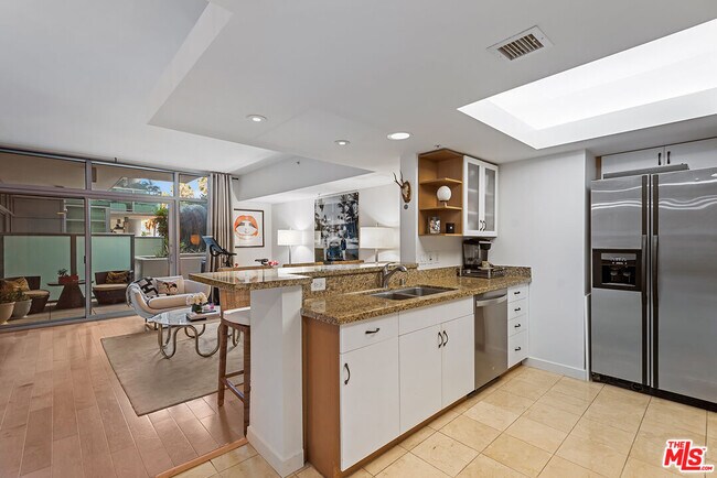 Building Photo - 13700 Marina Pointe Dr