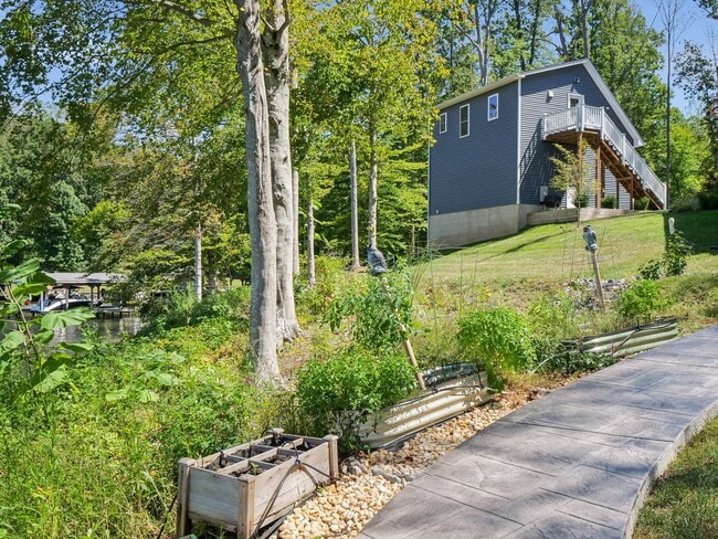 Building Photo - Lake Anna GuestHouse at 361 Robbie