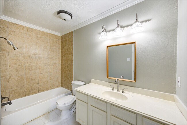 Building Photo - 940 Wycliffe Dr