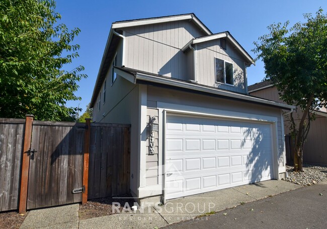 Building Photo - Easy JBLM Commute! Close to amenities!