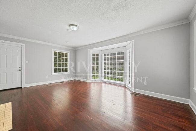 Building Photo - HUGE 4 BED 2 BATH PROPERTY!!!!!! SECTION 8...