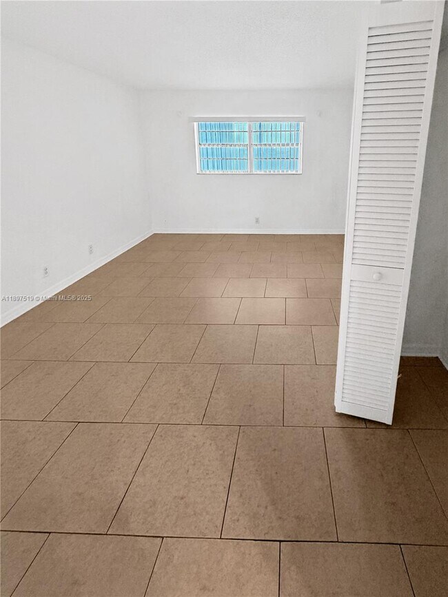 Building Photo - 7897 Golf Cir Dr