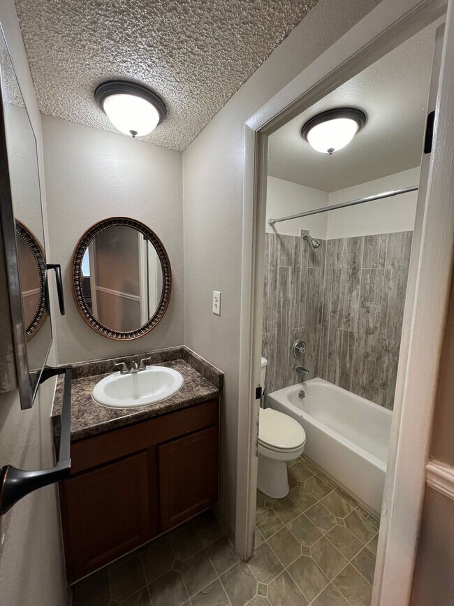 Building Photo - 1 Bedroom 1 Bathroom Apartment in East Denver