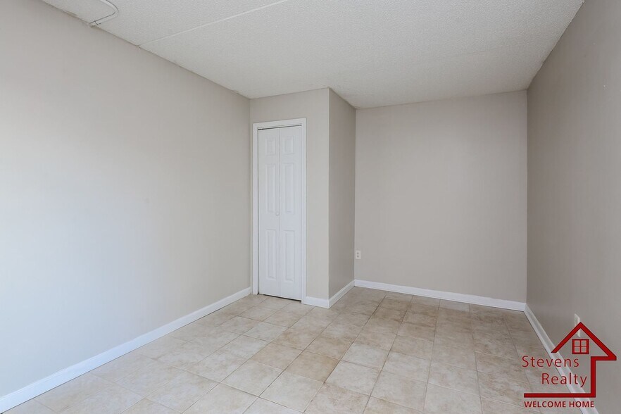 Building Photo - 915 S Seminole Dr