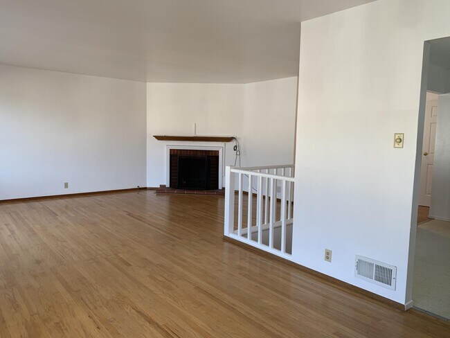 Building Photo - 1315 Skyline Dr