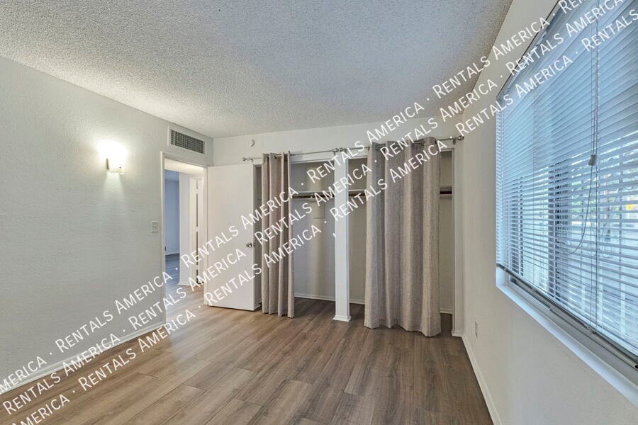 Building Photo - 749 E 6th St