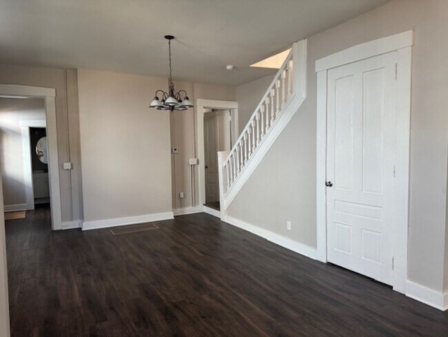 Building Photo - 2 Bedroom 1 1/2 Bath Beautifully Renovated Home in Historic Huffman Area