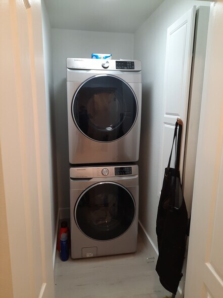 Building Photo - 1735 Woodridge Dr