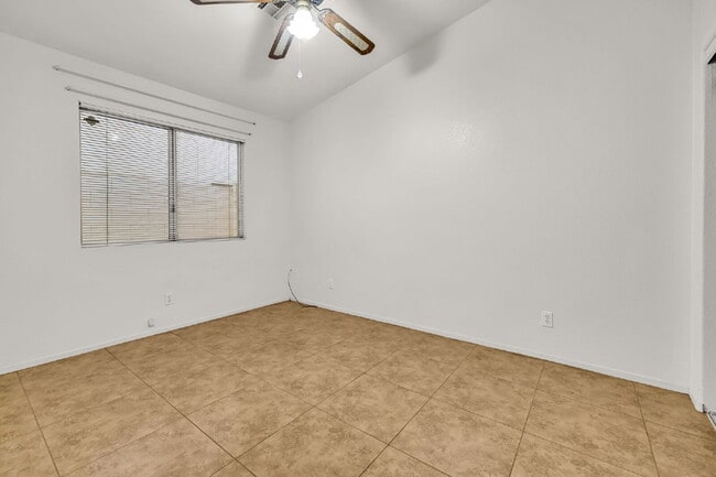 Building Photo - "Charming 3-Bed Oasis with 2 Full Baths in Las Vegas – 1,289 Sq Ft of Comfort!"