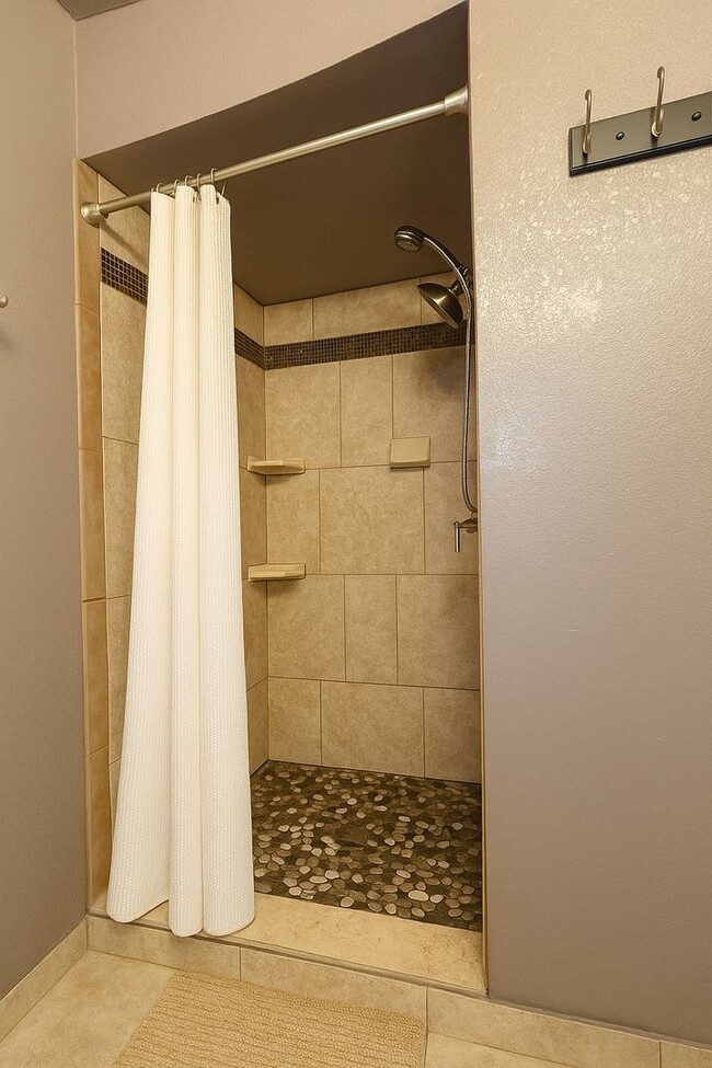 Building Photo - Nice 3/2 with 1 car garage fully fenced ba...