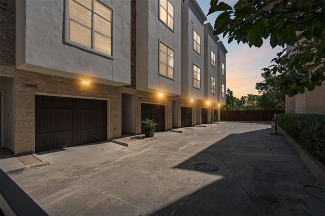 Building Photo - 720 E 1st St