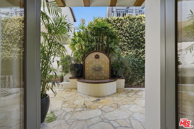 Building Photo - 108 S Poinsettia Ave