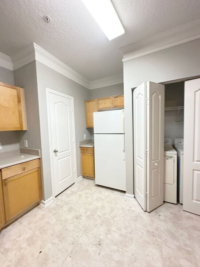 Building Photo - 8848 Villa View Cir