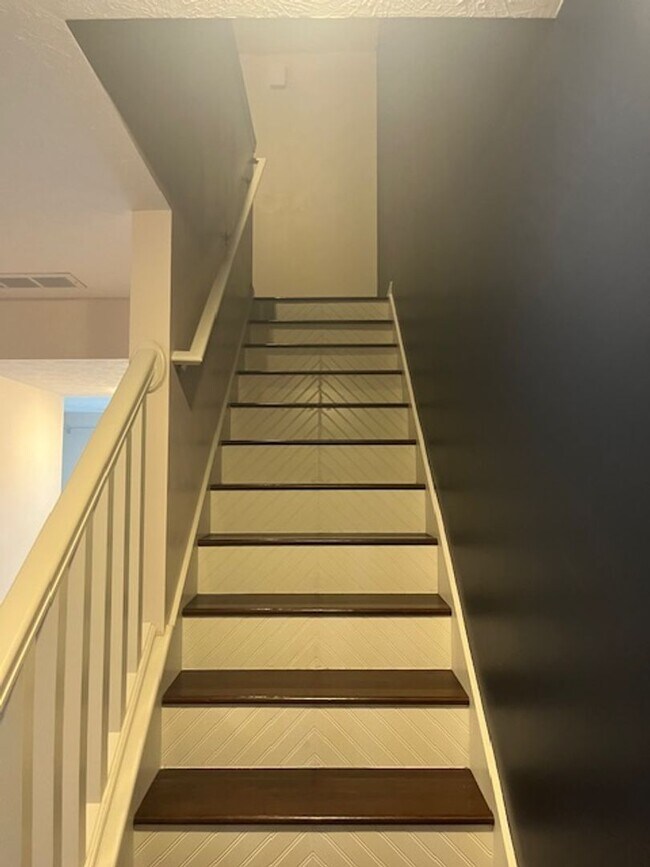 Building Photo - Modern Townhome with Finished Basement & G...