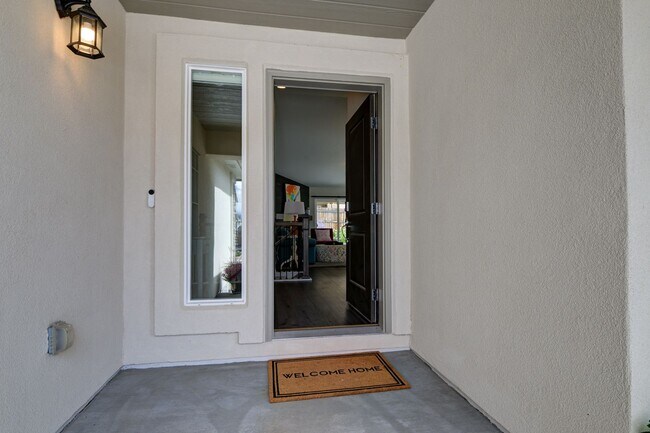 Building Photo - Beautiful "like new" home available for re...