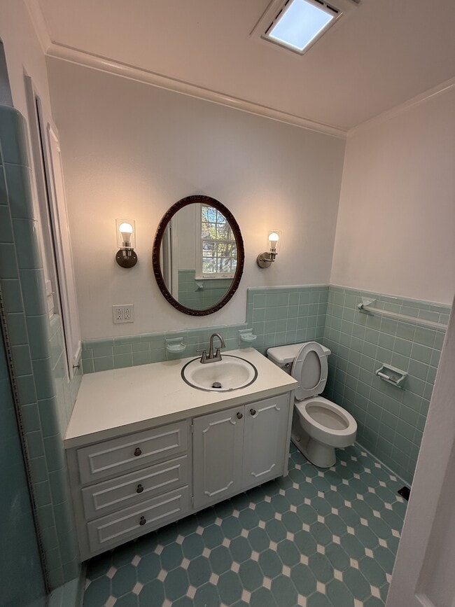 Building Photo - 565 Paris St