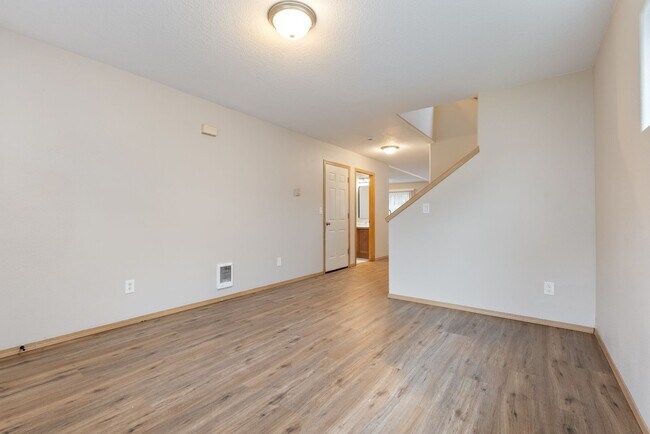 Building Photo - Beautiful 4bed/2.5bath home