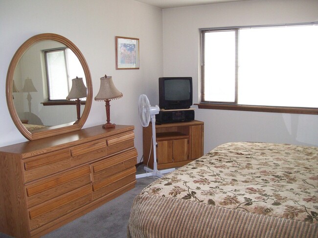 Building Photo - Vacation Rental: Furnished Townhome with G...