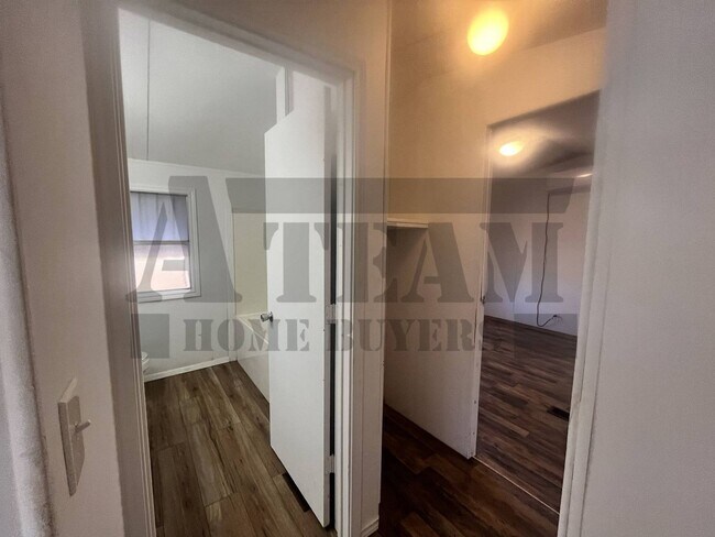 Building Photo - Cozy 2-bedroom, 1.5-bathroom home