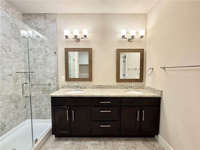 Building Photo - 921 NE Hts Ln