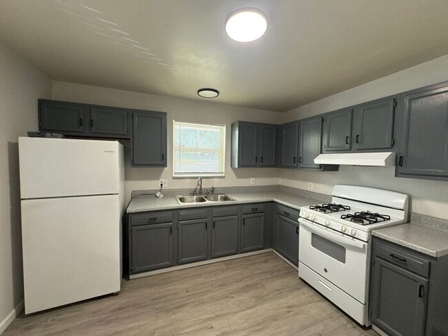 Building Photo - Beautifully updated corner home!