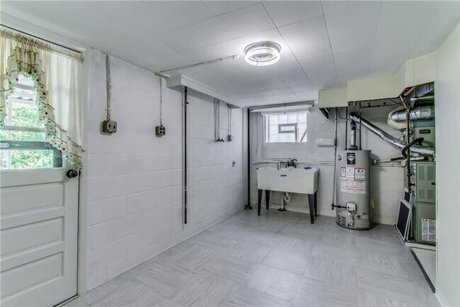 Building Photo - Beautiful 3 Bed / 1.5 Bath with Garage and Large Yard - Available May!!