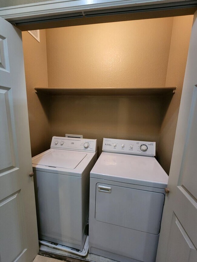 Building Photo - 2 Bed 2 Bath Condo With Balcony!