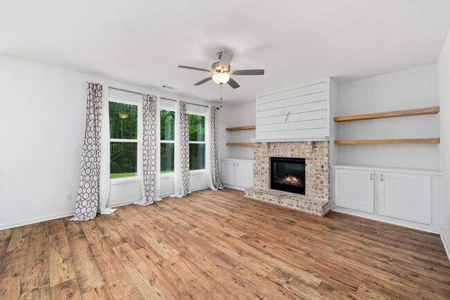 Building Photo - 2108 Charmond Dr