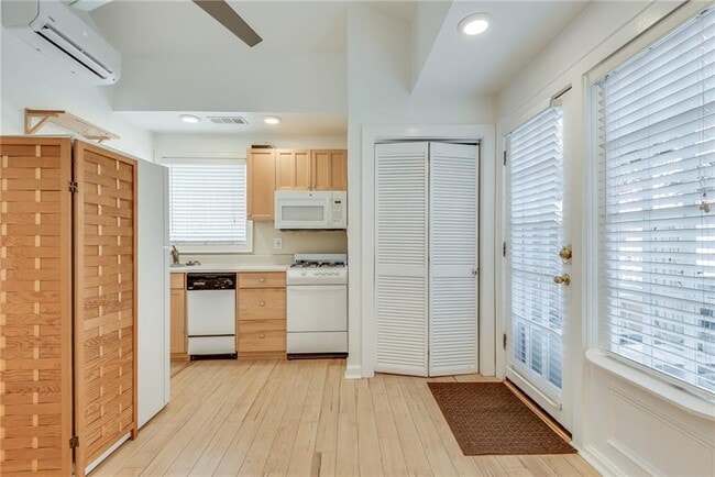 Building Photo - 1143 St Charles Pl NE