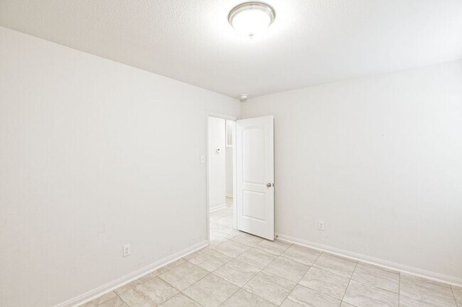 Building Photo - 1829 Persimmon Dr