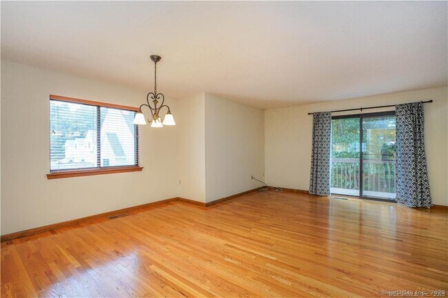 Building Photo - 9 Red Stone Way