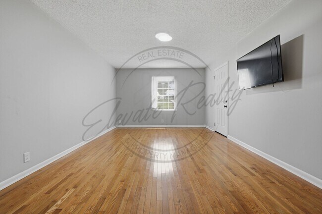 Building Photo - Two Bedroom Duplex in Hermitage with Back Deck!