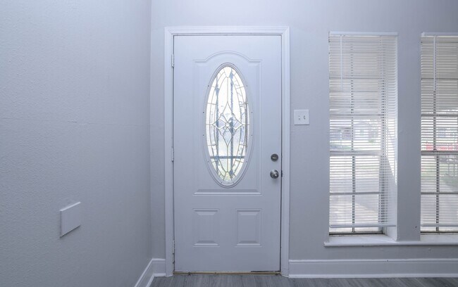 Building Photo - 9834 Denning Dr