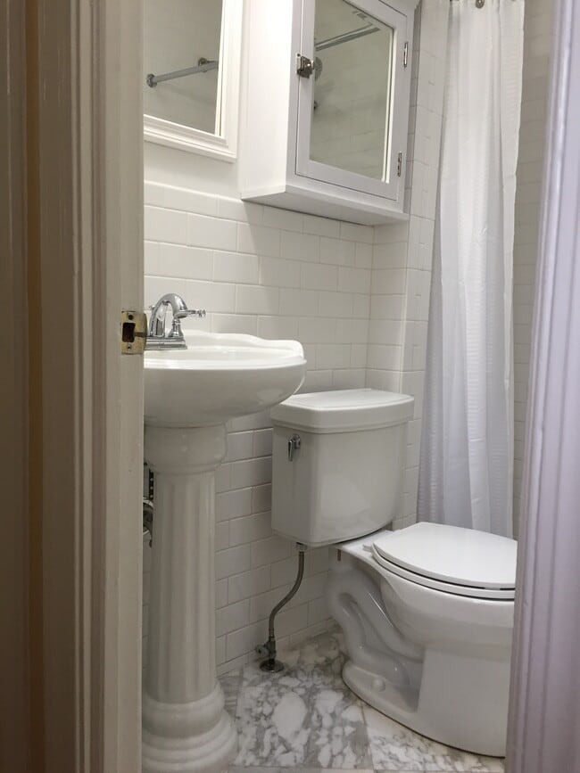 Building Photo - 10 Snows Ct NW