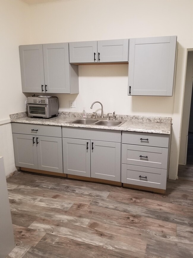 Building Photo - 10 N Touchet St