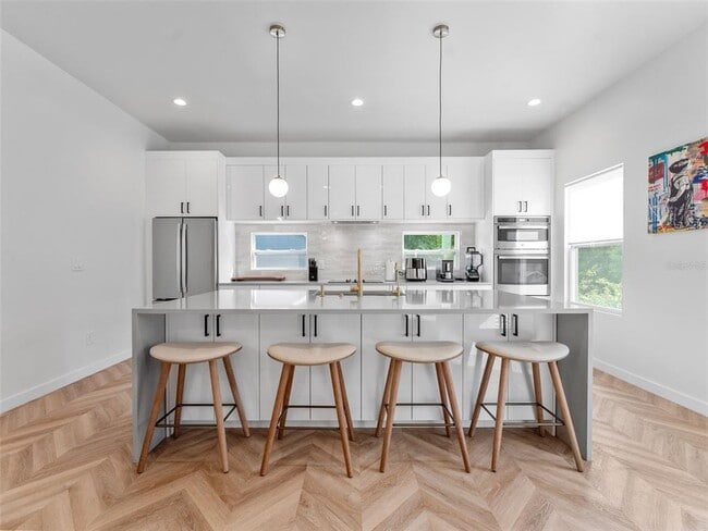 Building Photo - 102 W Adalee St