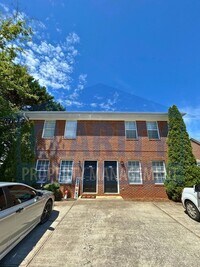 Building Photo - Conveniently located 2 bedroom townhome!
