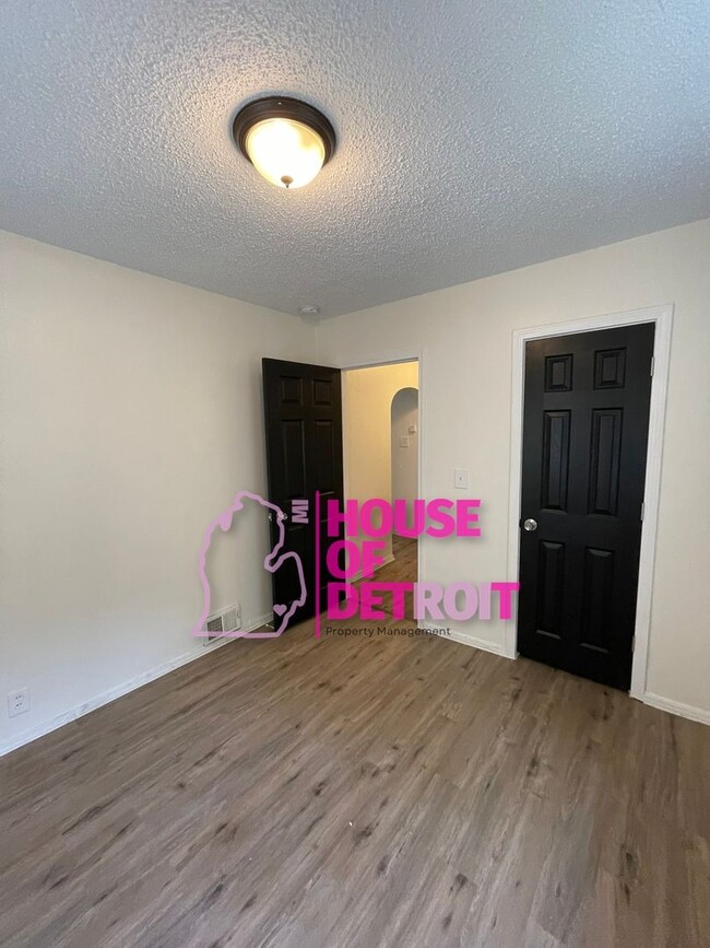 Building Photo - 2 BEDROOM | 1 BATH | FREE PRE SCREEN